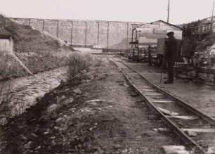 Talsperre Malter, Baustelleneinrichtung der Wasserseite mit künstlichem Bett der Roten Weißeritz und Feldbahn