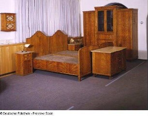 Schlafzimmereinrichtung mit Wandschränkchen, Nachtschränken, Doppelbett, Kleiderschrank und Kommode : Dresden-Hellerau. Deutsche Werkstätten Hellerau. Möbelmuseum. Schlafzimmereinrichtung mit Wandschränkchen, Nachtschränken, Doppelbett, Kleiderschrank und Kommode (um 1930)