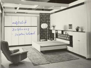 Doppelbett : Schlafzimmermöbel (1973; VEB Südthüringer Möbelwerke Themar). Ansicht mit Anbauwand, Doppelbett und Sessel