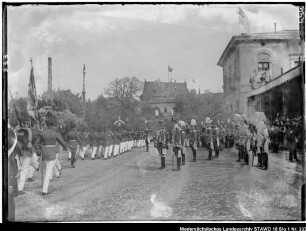 Besuch Kaiser Wilhelms II. in Braunschweig (älterer Positivabzug vorhanden) Enthält: Der Kaiser nimmt am Braunschweiger Bahnhof vorbeimarschierende Truppen in Paradeuniform ab