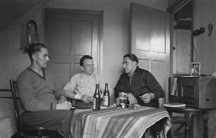Zweiter Weltkrieg. Niederlande unter deutscher Besatzung. Angehörige der deutschen Wehrmacht in der Unterkunft beim Biertrinken (wohl bei Den Haag)