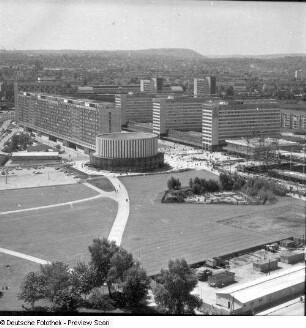 Blick vom Rathausturm über Flaniermeile Prager Straße mit Filmtheater (1970-1972) und Baustelle des Centrum-Warenhauses (Fertigstellung 1978) gegen Windberg (H. 352 m)