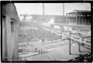 Blick von Bau Me 19 Lager für Maschinenbaumaterial und Labor, Me 3 Dampfkesselhaus, Me 9 Druckwasserreinigung, Me 11 Absorptionsanlage, Me 14 Kontaktofenanlage, Straße e