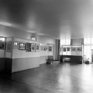Kunstausstellung in einem Clubhaus
