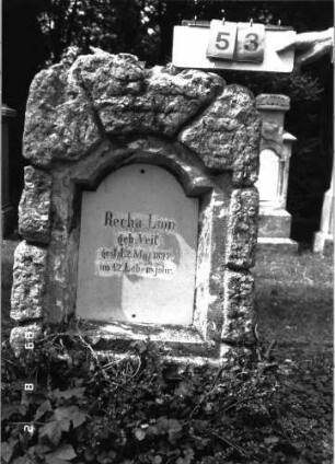 Grabstein 53 (Index: 100101483) Material: Kalkstein, weiße Marmorplatte Zustand: gut Maße HxBxT: 130x72x40 cm Beschreibung: Stele, rustica, Schriftplatte mit eingezogenem Rundbogenabschluß: Grabstein 53