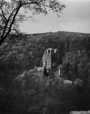 Wierschem. Burg Eltz (Ersterwähnung 1157, Teilzerstörung (Brand) 1920, Wiederherstellung bis 1939)
