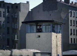 Deutsch-deutsche Grenze : Blick in den Kontrollbereich des Grenzübergangs Chausseestraße Ost-Berlin.