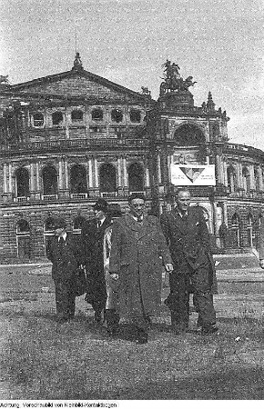 Dresden. Dr. Lothar Bolz (Jurist, 1949-1953 Minister für Aufbau, Vorsitzender der Nationaldemokratische Partei Deutschlands (NDPD)) informiert sich über den Wiederaufbau der Stadt, 1950