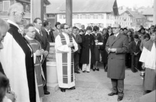 Langenegg, Vorarlberg: Feier vor der Kirche und Kranzniederlegung