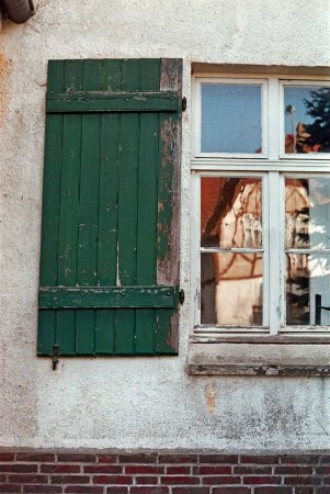 ehemaliges Gut Trenthorst-Wulmenau: Zentrale: Wulmenau 3: traufständiges Doppelwohnhaus: Straßenfront, Detailaufnahme: Fenster mit Fensterladen