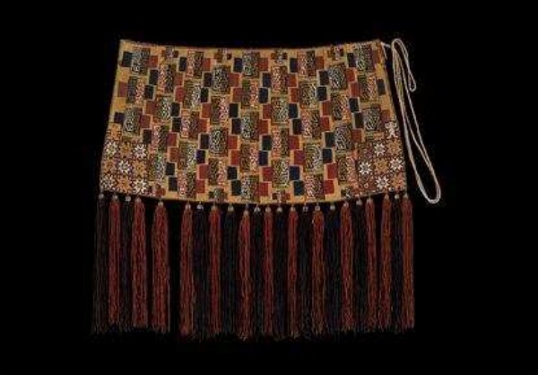 Bag, wide, with long tassels