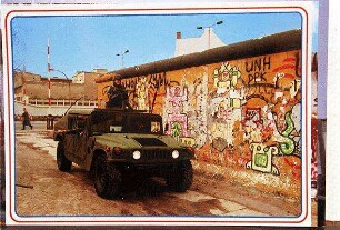 Berlin: Reproduktion von Postkarten; Mauer Szenen