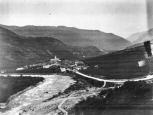 Siedlung : Blick auf eine Siedlung am Ufer eines Flusses