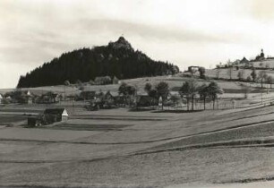 Tollenstein (heute Jiřetín pod Jedlovou-Rozhled). Ortsansicht mit Ruine von Norden