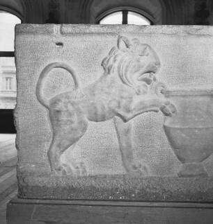 Linke Schmalseite: Zwei Löwen mit einer Vase