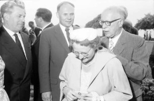 Chemiker; Maikäferrede: ?, ?, Leopold Ruzicka, gibt Autogramme auf Rücken von Frau Granberg