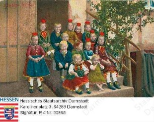 Trachten, Hessen / Kindergruppe in hessischer Tracht auf Treppe sitzend