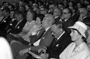 27. Tagung 1977 Chemiker; Sitzreihen im Theater: 2. v. l.: Frau Steurer, A. Jaumann, Oberbürgermeister Steurer, Richard L. M. Synge, Frau Synge, Lady Barton, H. Kienitz, Gräfin Sonja Bernadotte; dahinter H. Kelker und F. Knöpfle