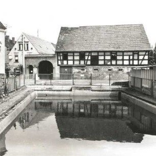 Thräna, Hauptstraße 5. Ehem Vierseithof (Schlenzigs Hof; um 1800 u. um 1900). Straßenfront über den Löschteich
