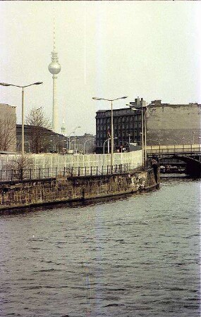Berlin: Spree, Mauer am Reichstagsgebäude