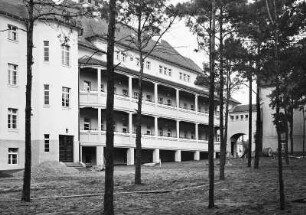 Coswig. Kreispflegeheim Wettinstift (1913, 1919-um 1935; E. Pönisch). Gartenseite eines Erweiterungsbaus mit Torbau (zum Hauptgebäude), Männerheim