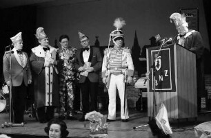 Freiburg: Kolpinghaus; Vizepräsident der Karnevalsgesellschaft Rot-Weiss Speyer, Dr. Pfützer; Präsident der Badisch-Pfälzischen Karnevalsgesellschaft, Leo Mutzbauer, Freiburg; Richard Fahr, Breisgauer Narrenzunft am Pult