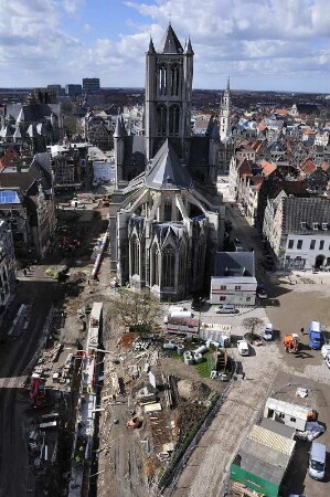 Gent - Stadtsanierung : Die Erdarbeiten zur Sanierung der Innenstadt dauern mehrere Monate. Blick vom Belfried-Glockenturm auf die Sankt Nikolauskirche, aufgenommen in Gent am 1. April 2010