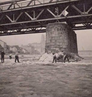Meißen, Pfeiler der Elbbrücke wird vom Eis befreit