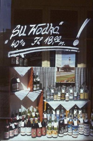 Anklam. Schaufenster eines Spirituosengeschäftes mit Schriftzug "'SU Wodka' 40% Fl 18,00 M.!"