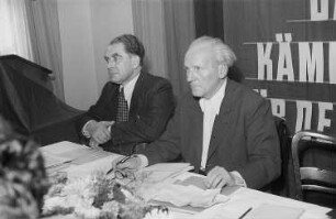 Tagung der Volksbühne im Berliner Künstlerklub Möwe : Regisseur Hans Rodenberg (links) und Generalsekretär der Volksbühne Berlin Walter Maschke