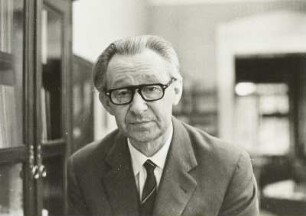 Porträt Fred Lohse (1908-1987; Komponist, Pädagoge) in seinem Arbeitszimmer. Fotografie von Evelyn Richter, Leipzig 1967
