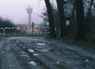Deutsch-deutsche Grenze : Straße nach Zarrentin, die an der deutsch-deutschen Grenze endet. Im Hintergrund ein Wachturm.