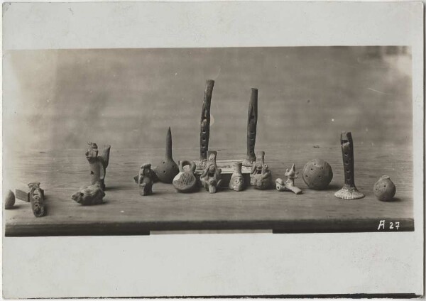 Various musical instruments: Flutes, whistles, rattles made of clay. Guillermo de Heredia collection.