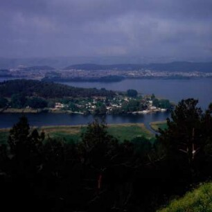 Ioannina. Nordost-Südwest-Blick auf die Insel im Pambótis-See und Ioannina