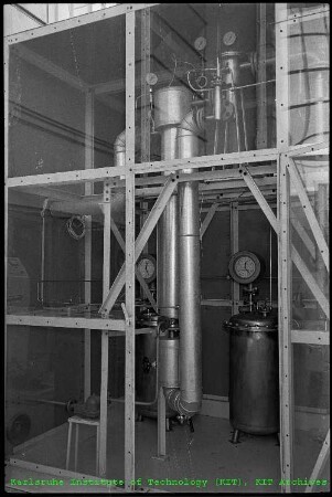 Teile einer unbekannten Versuchsanlage in der Technikumshalle des Instituts für Heiße Chemie (IHCh)