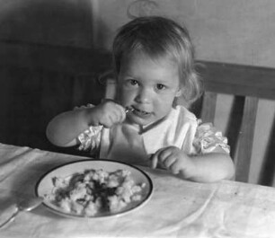 Kinderbilder. Kleinkind beim Essen
