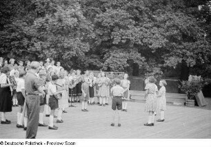 Auftritt eines Pionier- und FDJ-Ensembles