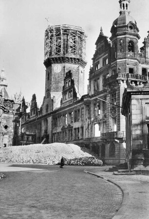 Ruine des Schlosses : Dresden, Ruine des Residenzschlosses, Nordwestecke. Ansicht vom Theaterplatz