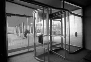 Berlin: Hiltonhotel; kleine Glasdrehtür