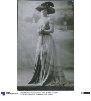 Frau in Kleid