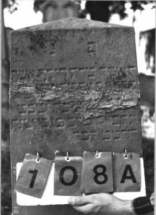 Grabstein 108 (Index: 99787108) Zustand: war zerbrochen, sonst gut erhalten Maße HxBxT: 108x36x8 cm: Grabstein 108A