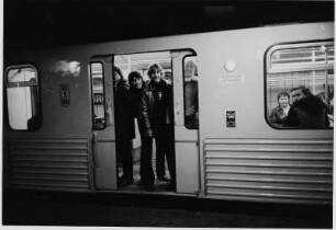 U-Bahn beim Halt an einem Bahnhof