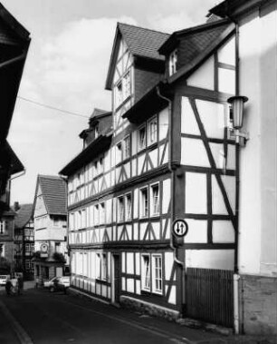 Fachwerkwohnhaus; Alsfeld, Amthof 1, Amthof 5, Amthof 3