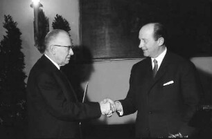 Freiburg: Kaufhaussaal; Großes Bundesverdienstkreuz für Colmars Oberbürgermeister Joseph Rey; Ministerpräsident Dr. Hans Filbinger überreicht Großes Bundesverdienstkreuz und beglückwünscht Oberbürgermeister Joseph Rey