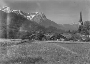 Garmisch-Partenkirchen : Garmisch-Partenkirchen. Ortsteilansicht mit Kirche Maria Himmelfahrt. Blick zur Zugspitzgruppe
