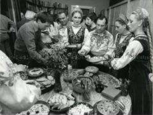 Besuch eines sowjetischen Chores im Haus Schulenbergring 2, in dem am 2. Mai 1945 die Berliner Kapitulation unterschrieben wurde
