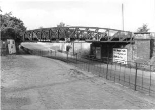 Dresden-Löbtau, Freiberger Straße. Alte Eisenbahnbrücke (jetzt abgerissen). Blick nach Westen