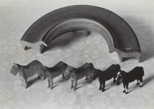 Werdegang vom abgespaltenen bis zum bemalten Holztier und Abschnitt eines Tierreifens : Tier aus Reifen Herstellung, Museum für Sächsische Volkskunst Dresden