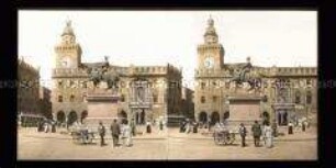 Reiterdenkmal von Vittorio Emanuele II und Passanten auf dem Hauptplatz Piazza Maggiore, Gebäude im Hintergrund Rathaus Palazzo d'Accursio, Bologna