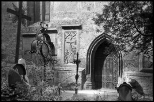 Salzburg: Tor der Peterskirche, Vordergrund Kreuze